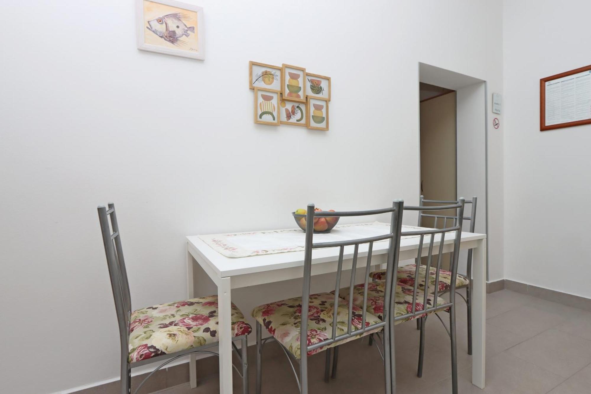Apartments With A Parking Space Kornic, Krk - 415 Rom bilde